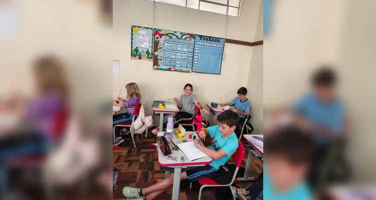 A classe realizou inúmeras atividades, como pesquisas, entrevistas, debates e rascunhos de grafismos com tinta guache.