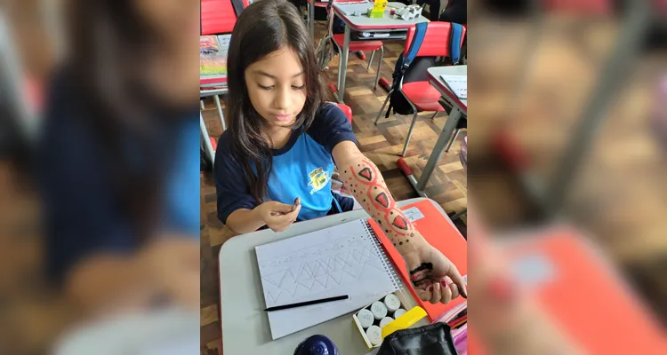 A classe realizou inúmeras atividades, como pesquisas, entrevistas, debates e rascunhos de grafismos com tinta guache.
