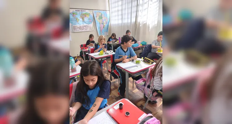 A classe realizou inúmeras atividades, como pesquisas, entrevistas, debates e rascunhos de grafismos com tinta guache.