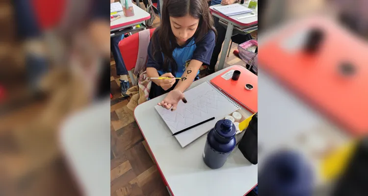 A classe realizou inúmeras atividades, como pesquisas, entrevistas, debates e rascunhos de grafismos com tinta guache.