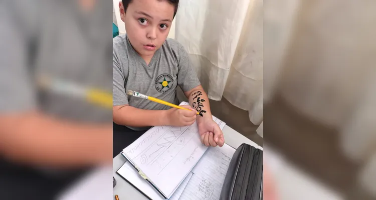 A classe realizou inúmeras atividades, como pesquisas, entrevistas, debates e rascunhos de grafismos com tinta guache.