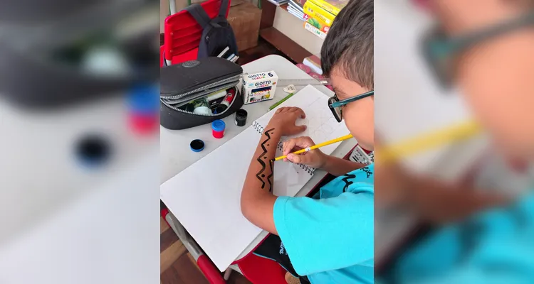 A classe realizou inúmeras atividades, como pesquisas, entrevistas, debates e rascunhos de grafismos com tinta guache.