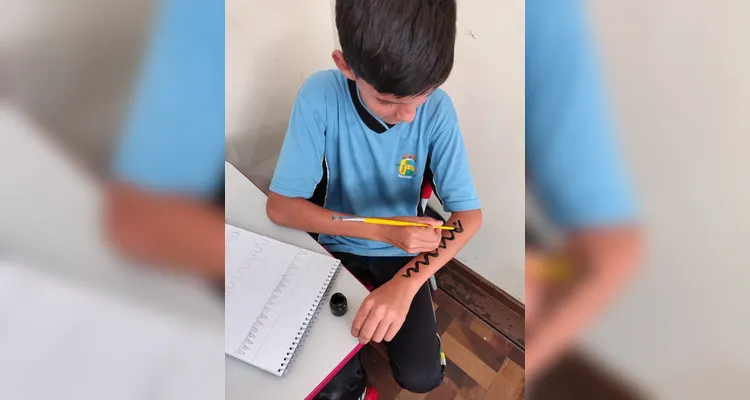 A classe realizou inúmeras atividades, como pesquisas, entrevistas, debates e rascunhos de grafismos com tinta guache.