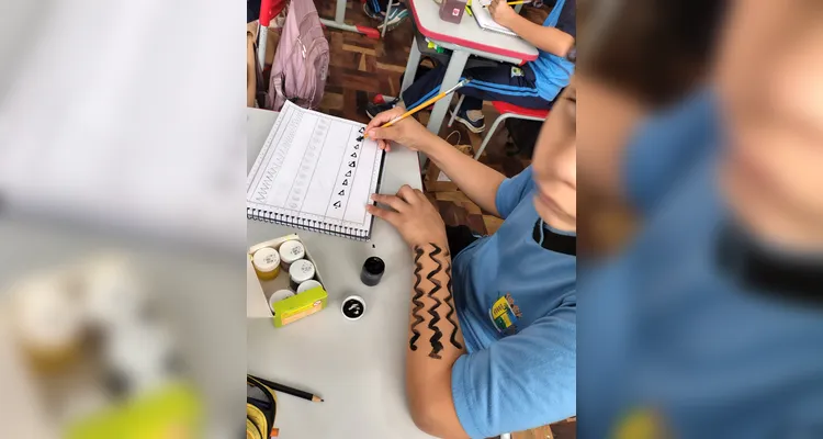 A classe realizou inúmeras atividades, como pesquisas, entrevistas, debates e rascunhos de grafismos com tinta guache.