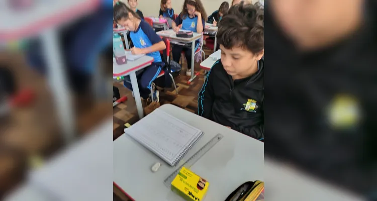 A classe realizou inúmeras atividades, como pesquisas, entrevistas, debates e rascunhos de grafismos com tinta guache.