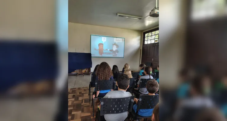 A classe realizou inúmeras atividades, como pesquisas, entrevistas, debates e rascunhos de grafismos com tinta guache.
