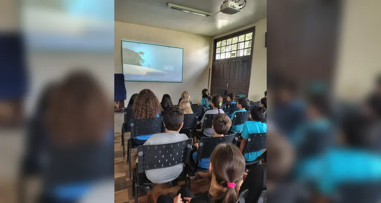 A classe realizou inúmeras atividades, como pesquisas, entrevistas, debates e rascunhos de grafismos com tinta guache.
