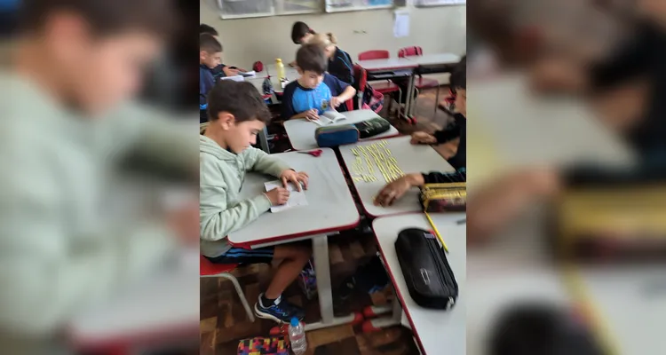 A classe realizou inúmeras atividades, como pesquisas, entrevistas, debates e rascunhos de grafismos com tinta guache.