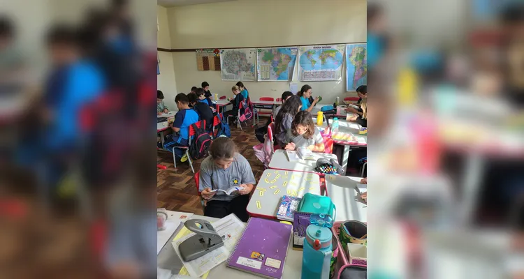 A classe realizou inúmeras atividades, como pesquisas, entrevistas, debates e rascunhos de grafismos com tinta guache.