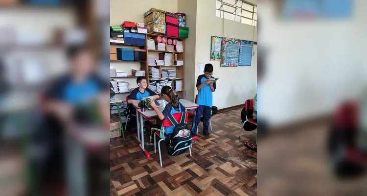 A classe realizou inúmeras atividades, como pesquisas, entrevistas, debates e rascunhos de grafismos com tinta guache.