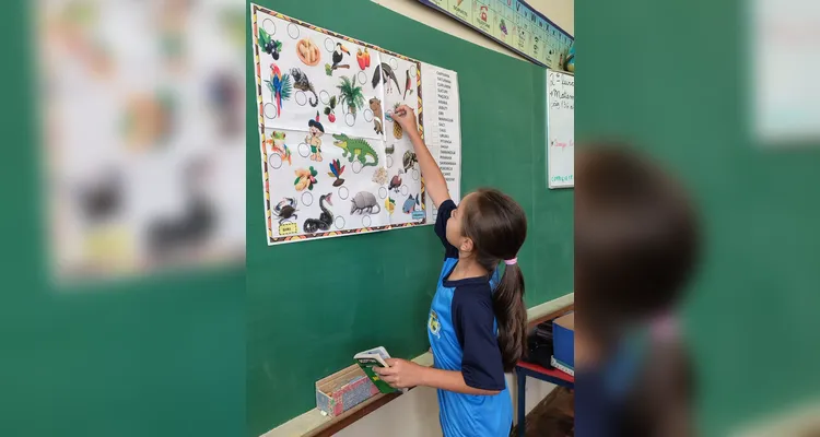 A classe realizou inúmeras atividades, como pesquisas, entrevistas, debates e rascunhos de grafismos com tinta guache.