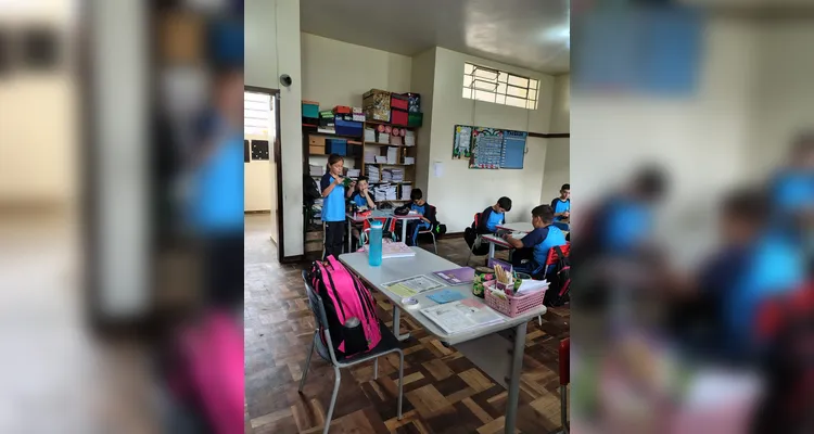 A classe realizou inúmeras atividades, como pesquisas, entrevistas, debates e rascunhos de grafismos com tinta guache.