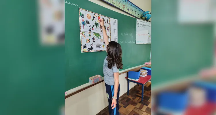 A classe realizou inúmeras atividades, como pesquisas, entrevistas, debates e rascunhos de grafismos com tinta guache.