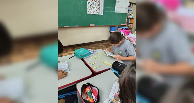 A classe realizou inúmeras atividades, como pesquisas, entrevistas, debates e rascunhos de grafismos com tinta guache.