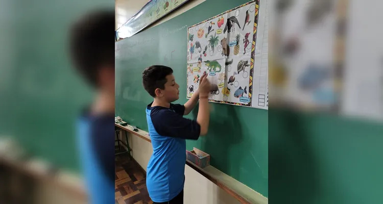 A classe realizou inúmeras atividades, como pesquisas, entrevistas, debates e rascunhos de grafismos com tinta guache.