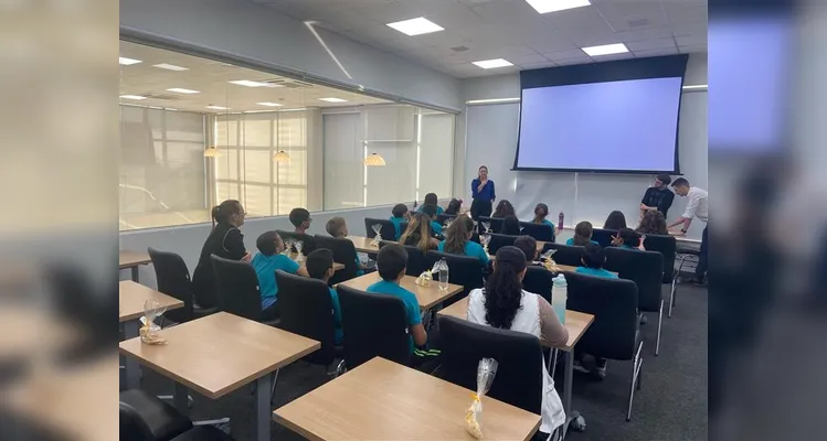 A classe também visitou uma cooperativa de crédito, e pôde compreender na prática os conceitos estudados.