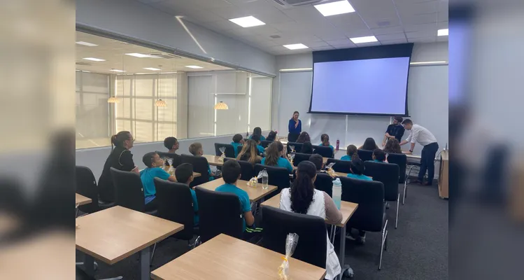 A classe também visitou uma cooperativa de crédito, e pôde compreender na prática os conceitos estudados.