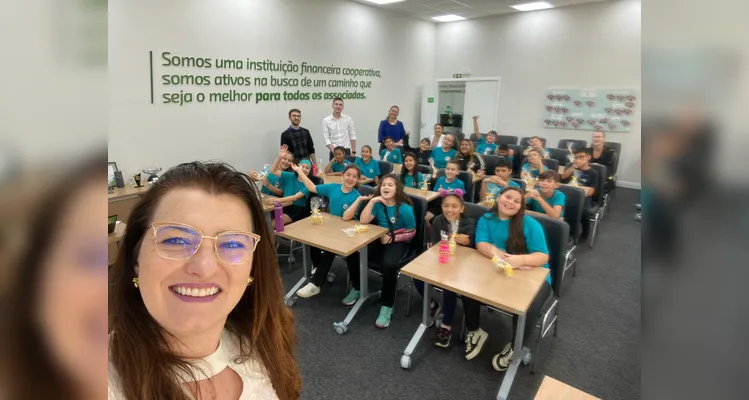A classe também visitou uma cooperativa de crédito, e pôde compreender na prática os conceitos estudados.