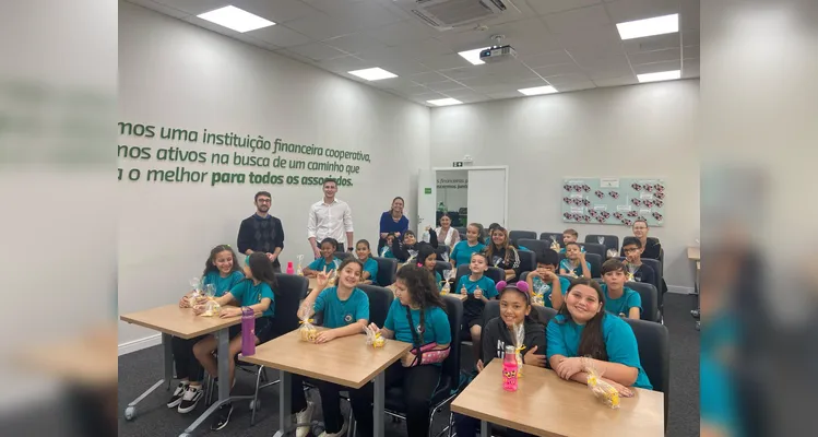 A classe também visitou uma cooperativa de crédito, e pôde compreender na prática os conceitos estudados.