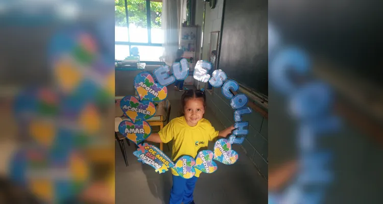 As crianças realizaram conversas sobre o assunto e carimbaram a mão com a tinta azul, símbolo da campanha, além de completar uma árvore com palavras como afeto e empatia.