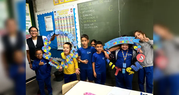 As crianças realizaram conversas sobre o assunto e carimbaram a mão com a tinta azul, símbolo da campanha, além de completar uma árvore com palavras como afeto e empatia.