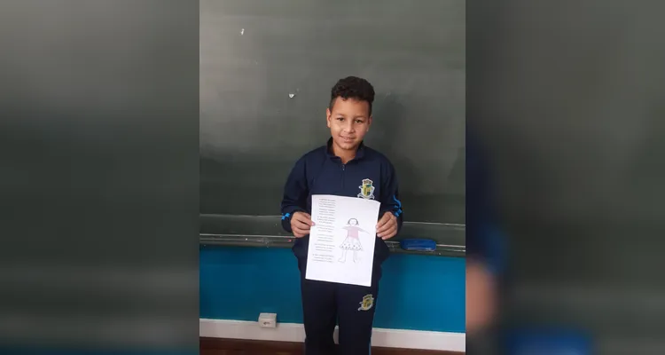 Após assistirem ao conteúdo, os educandos realizaram ilustrações sobre poemas que leram em sala.