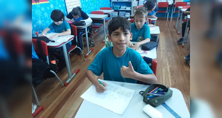 Após assistirem ao conteúdo, os educandos realizaram ilustrações sobre poemas que leram em sala.