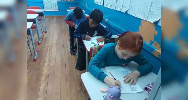 Após assistirem ao conteúdo, os educandos realizaram ilustrações sobre poemas que leram em sala.