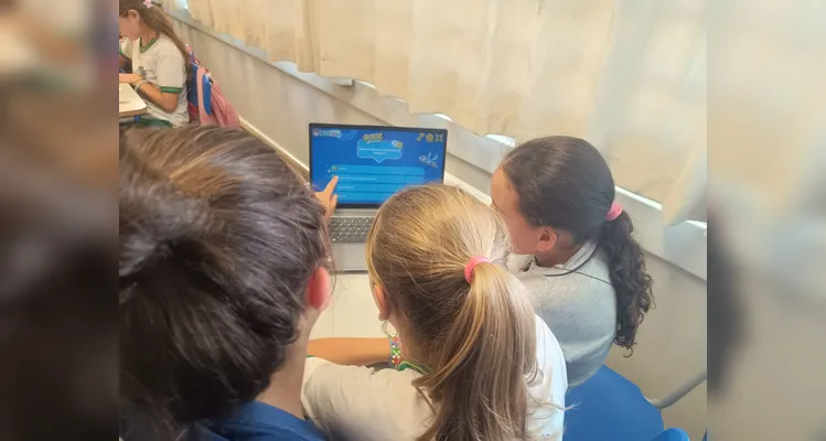 Os alunos também responderam quizes, realizaram entrevistas e elaboraram seu próprio jornal, além de inúmeras outras atividades.