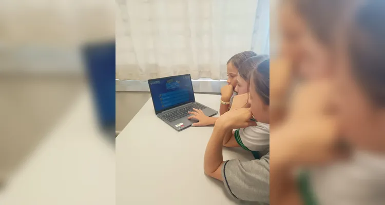 Os alunos também responderam quizes, realizaram entrevistas e elaboraram seu próprio jornal, além de inúmeras outras atividades.