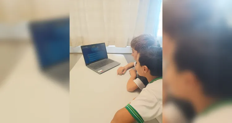 Os alunos também responderam quizes, realizaram entrevistas e elaboraram seu próprio jornal, além de inúmeras outras atividades.