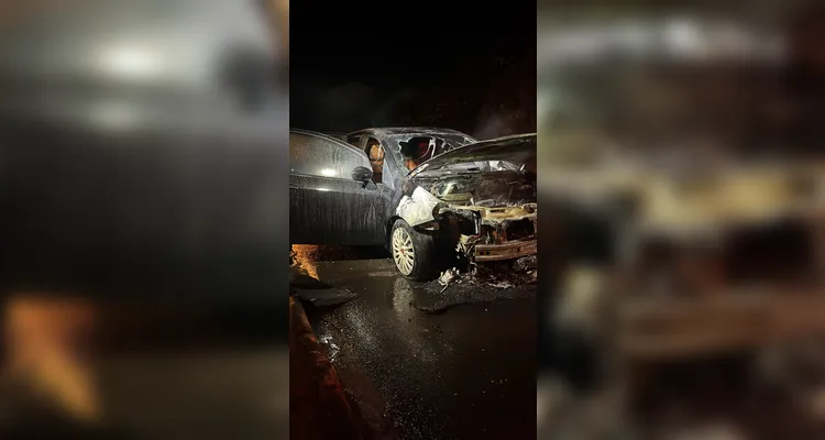 Carro pega fogo após falha mecânica e mobiliza bombeiros em PG