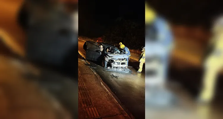 Carro pega fogo após falha mecânica e mobiliza bombeiros em PG