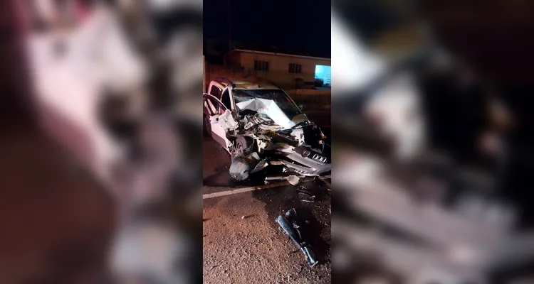 Carro fica completamente destruído em acidente na madrugada de PG