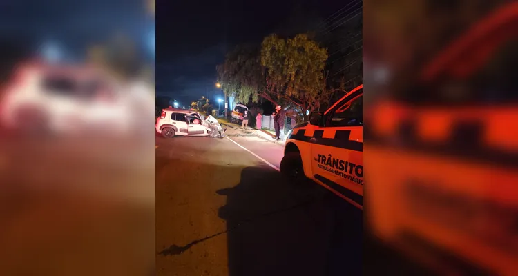 Carro fica completamente destruído em acidente na madrugada de PG