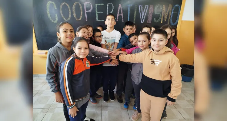 Os alunos de engajaram de forma espontânea com tema, tendo a participação familiar nas atividades como ponto de destaque.