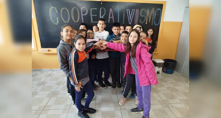 Os alunos de engajaram de forma espontânea com tema, tendo a participação familiar nas atividades como ponto de destaque.