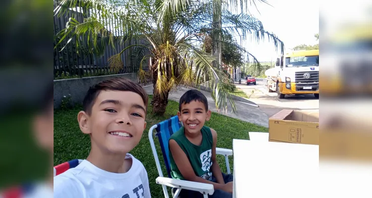 Os alunos de engajaram de forma espontânea com tema, tendo a participação familiar nas atividades como ponto de destaque.