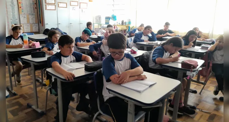 Após assistirem a videoaula, os alunos fizeram anotações sobre o conteúdo.