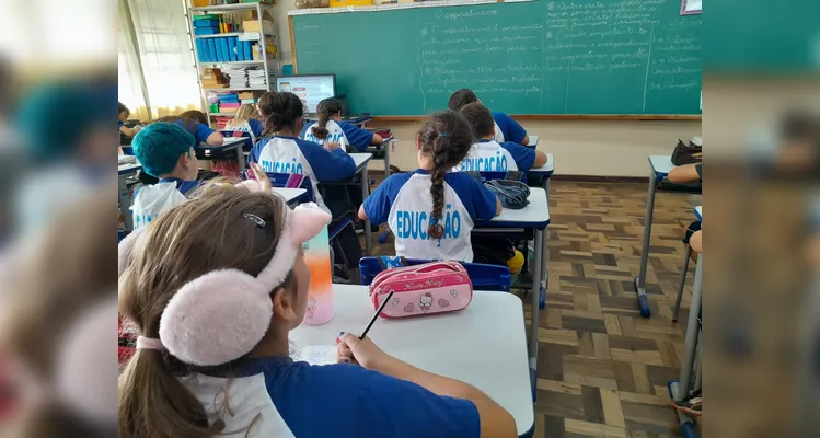 Após assistirem a videoaula, os alunos fizeram anotações sobre o conteúdo.