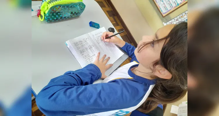 Após assistirem a videoaula, os alunos fizeram anotações sobre o conteúdo.