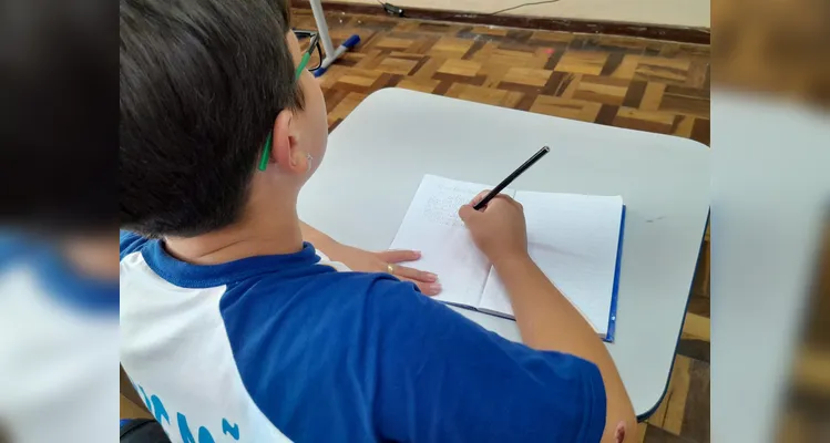 Após assistirem a videoaula, os alunos fizeram anotações sobre o conteúdo.
