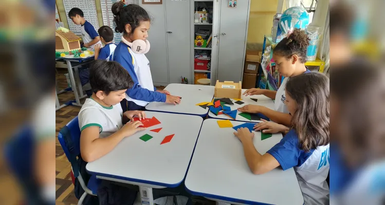 A turma também realizou jogos matemáticos em grupo, visando fortalecer os laços de amizade.
