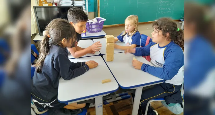 A turma também realizou jogos matemáticos em grupo, visando fortalecer os laços de amizade.