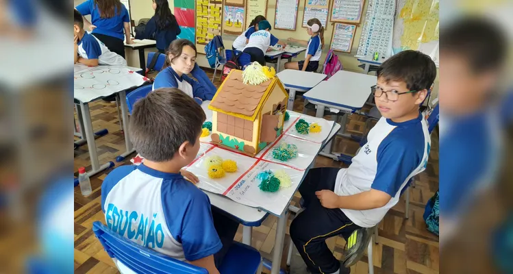 A turma também realizou jogos matemáticos em grupo, visando fortalecer os laços de amizade.