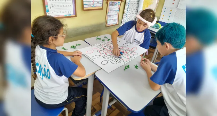A turma também realizou jogos matemáticos em grupo, visando fortalecer os laços de amizade.