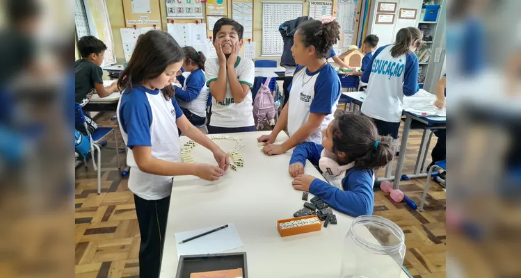 A turma também realizou jogos matemáticos em grupo, visando fortalecer os laços de amizade.