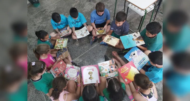 Após se aprofundarem na vida e obra de diversos autores, os alunos selecionaram novos livros na biblioteca da escola e gravaram indicações para os demais colegas.