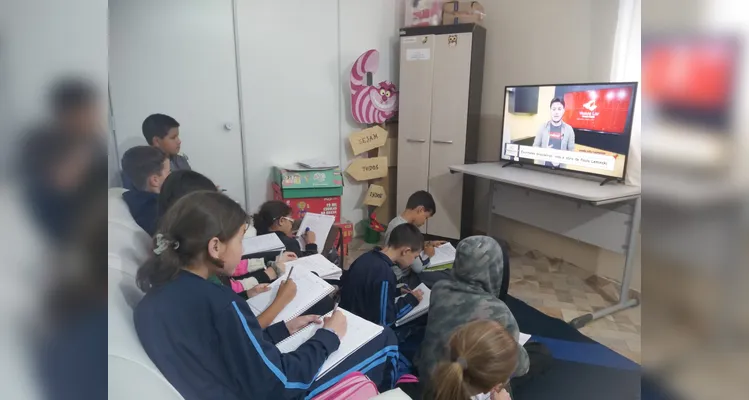 Após se aprofundarem na vida e obra de diversos autores, os alunos selecionaram novos livros na biblioteca da escola e gravaram indicações para os demais colegas.