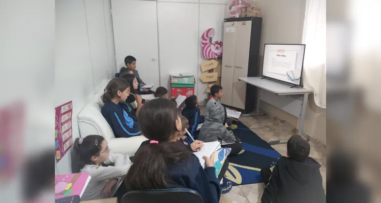 Após se aprofundarem na vida e obra de diversos autores, os alunos selecionaram novos livros na biblioteca da escola e gravaram indicações para os demais colegas.